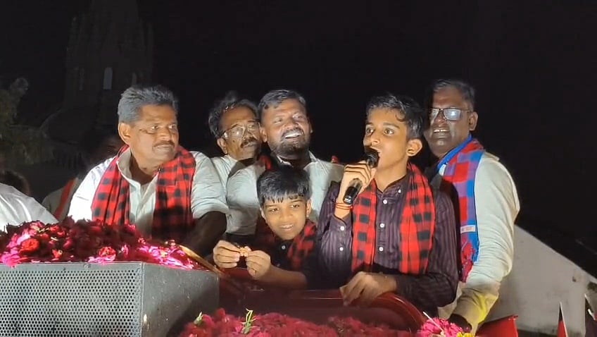 திருச்செந்தூர்: ”எங்க தாத்தாவுக்கு ஓட்டு போடுங்கள்” - பேரன்களைக் களமிறக்கிய அனிதா ராதாகிருஷ்ணன்