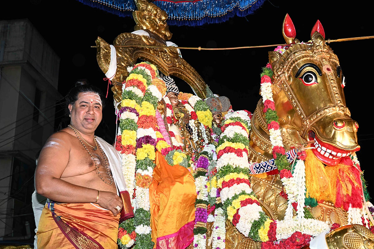 மீனாட்சி சுந்தரேஸ்வரர்  சித்திரை திருவிழா: சுவாமி, அம்பாள் தங்க குதிரை வாகனத்தில் திருவீதியுலா