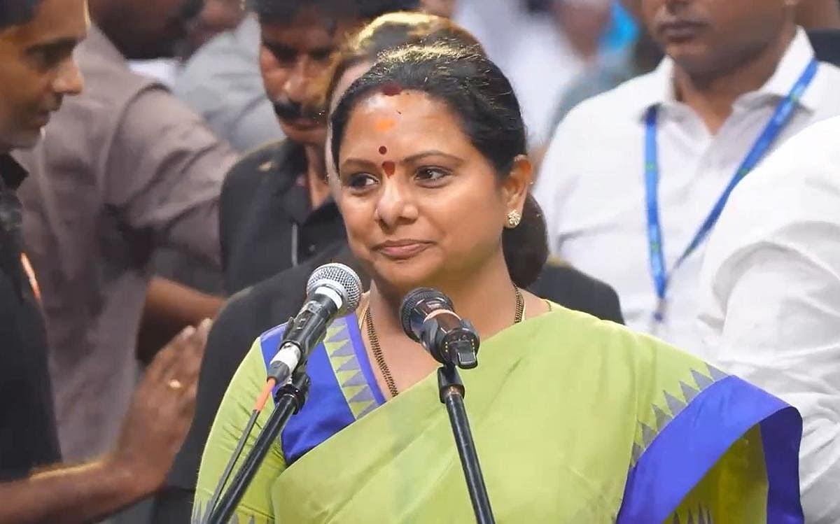 தெலங்கானா : 'அப்பா முன்ன மாதிரி இல்ல!' - புது கட்சி தொடங்கிய சந்திரசேகர் ராவின் மகள் கவிதா!