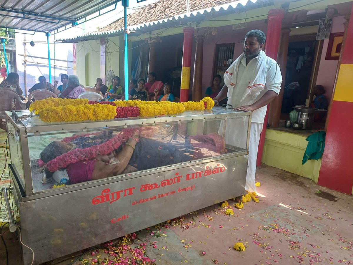 ”நகையை அடகு வச்சி தேர்தல் செலவுக்கு பணம் கொடுத்தார்” - மறைந்த தாயை நினைத்து உருகும் தவெக வேட்பாளர்