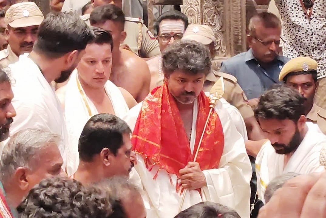 திருச்செந்தூர் கோயிலில் கையில் வேலுடன் சுவாமி தரிசனம்; விஜய்யின் சர்ப்ரைஸ் விசிட்! | Photo Album