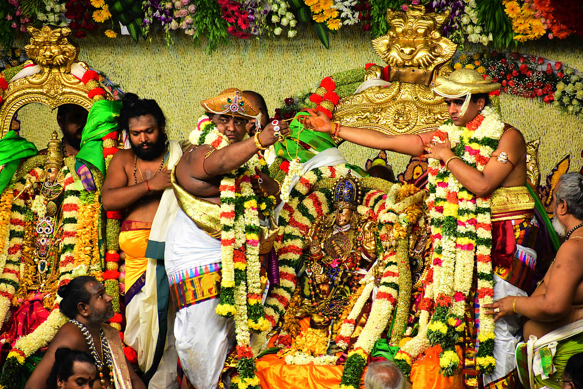 மதுரை: சிவசக்தி சங்கமம் – மீனாட்சி சுந்தரேஸ்வரர் திருக்கல்யாண வைபவம் | Photo Album