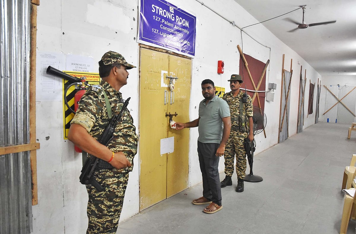 திண்டுக்கல்: 7 அடுக்கு பாதுகாப்பில் வாக்கு எண்ணிக்கை மையம்; மாவட்ட ஆட்சியர் ஆய்வு | Photo Album
