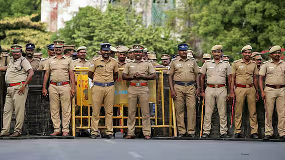 தமிழகம் முழுவதும் ஒரு லட்சம் போலீசார் பாதுகாப்பு; தயார் நிலையில் வாக்கு எண்ணும் மையங்கள்