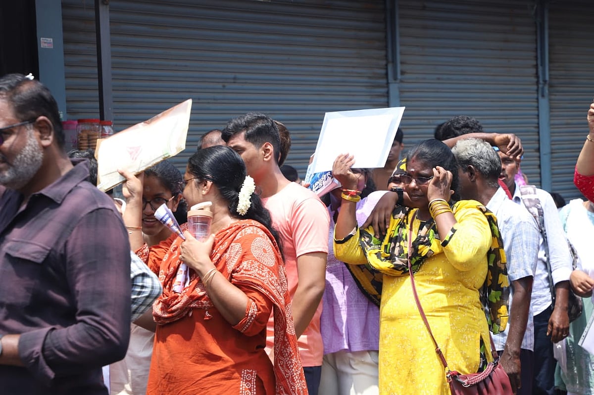 NEET Exam: சென்னையில் 'நீட்' நுழைவுத் தேர்வு; கடும் வெயிலில் வரிசையில் நின்ற மாணவர்கள் | Photo Album