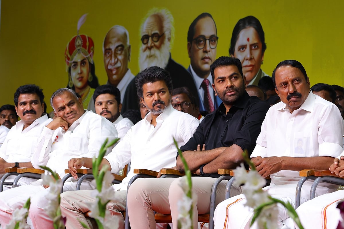 TVK: பெரும்பான்மையை நெருங்கும் தவெக; வெளியான மூன்றாவது சுற்று முடிவு; மெகா கூட்டணிகளின் நிலை என்ன?