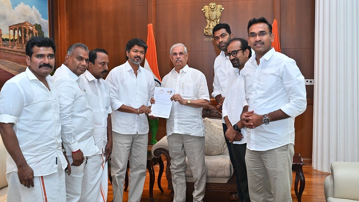 ஆளுநரைச் சந்தித்த விஜய்; ஆட்சி அமைக்க உரிமை கோரிய தவெக! - பதவியேற்பு எப்போது?