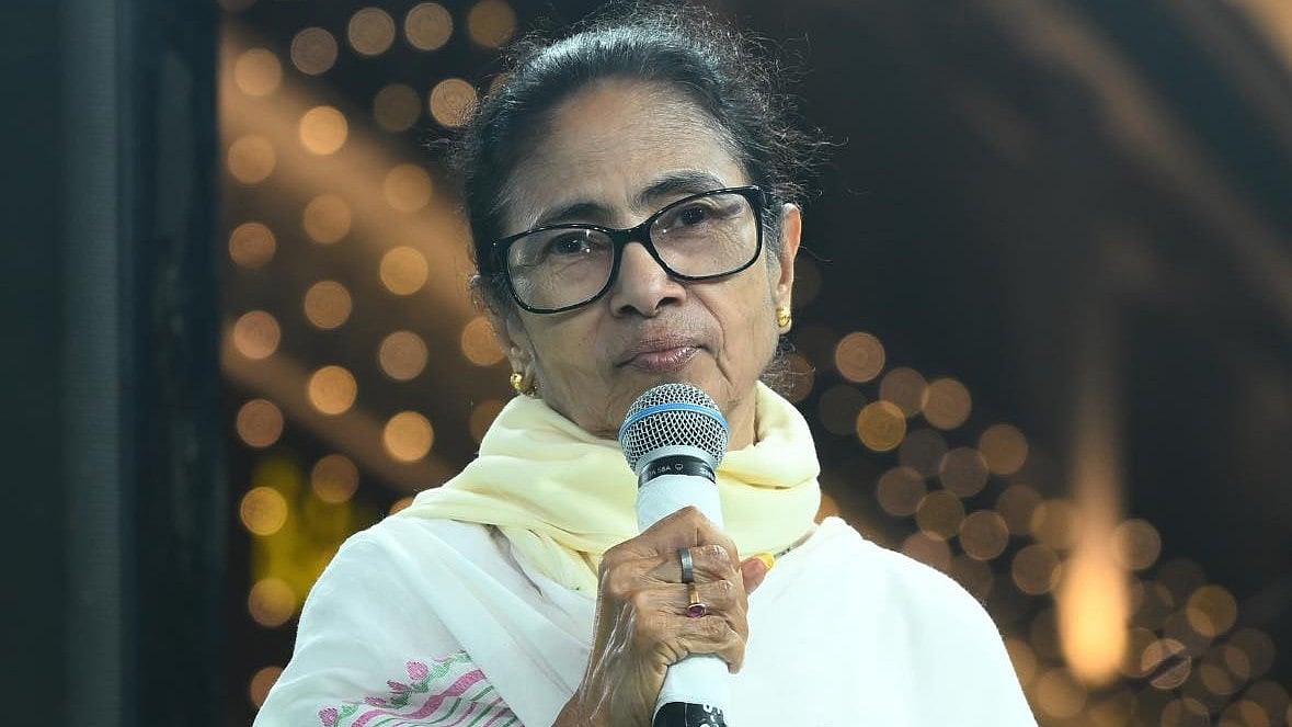முரண்டு பிடிக்கும் மம்தா; 'ராஜினாமா செய்ய வேண்டும் என்பது கட்டாயமா?' அரசியல் சாசனம் சொல்வது என்ன?