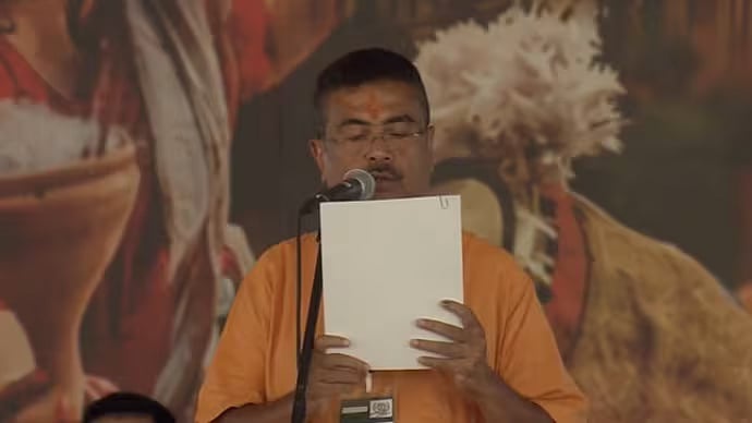 மேற்கு வங்கத்தின் முதல் பாஜக முதல்வரானார் சுவந்து அதிகாரி; பிரதமர் மோடி முன்னிலையில் பதவியேற்பு