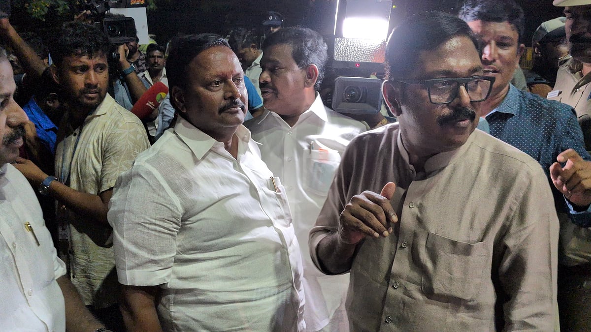 'ஐயா... என் எம்.எல்.ஏவை விலை பேசுறாங்க...' - நள்ளிரவில் ராஜ் பவனில் குமுறிய டிடிவி தினகரன்!