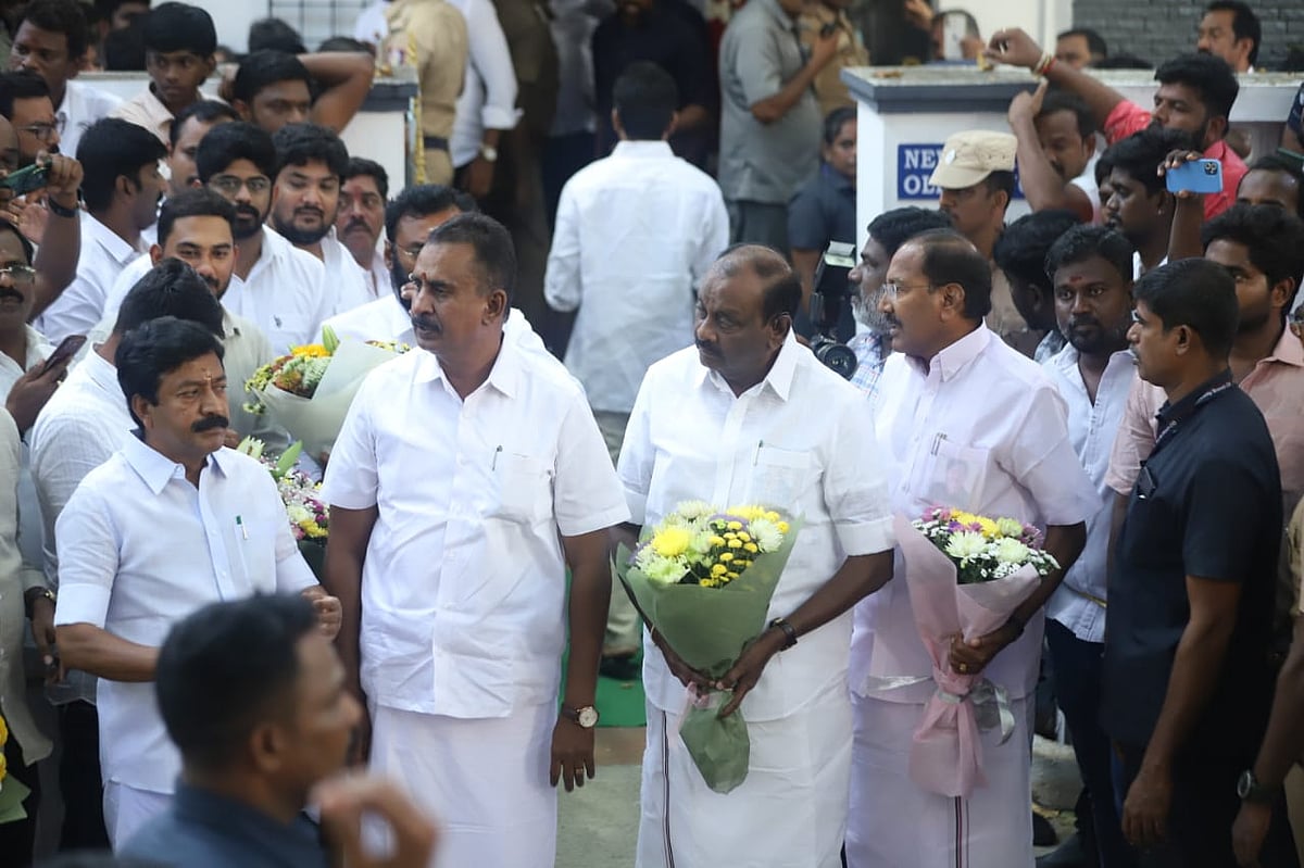 "அந்த கட்டட தொழிலதிபராலத்தான் இத்தனை குழப்பம்.!" - பொங்கும் அ.தி.மு.க கிளர்ச்சியாளர்கள்