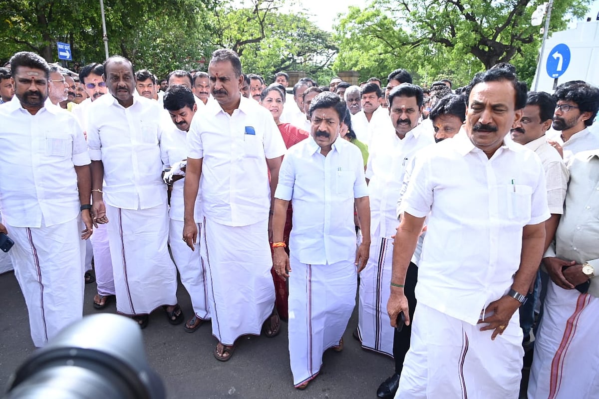 'நாங்கதான் ஒரிஜினல் அதிமுக!' - சபாநாயகரிடம் மீண்டும் முறையிட்ட அதிமுக-வின் கோஷ்டிகள்!