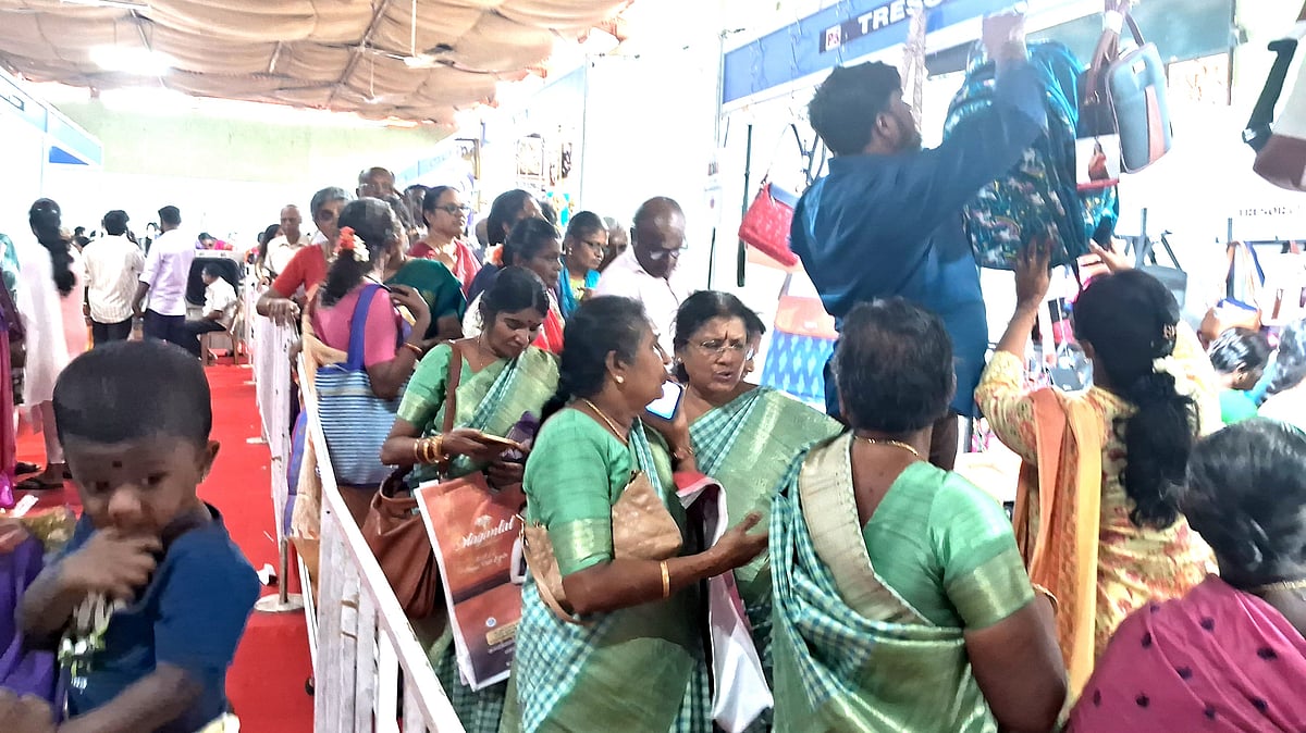 காரைக்குடி: பாரம்பர்ய கண்டாங்கி சேலை `டு' அரிய வகை ஆன்டிக் பொருள்கள்; களைகட்டும் செட்டிநாட்டு சந்தை!