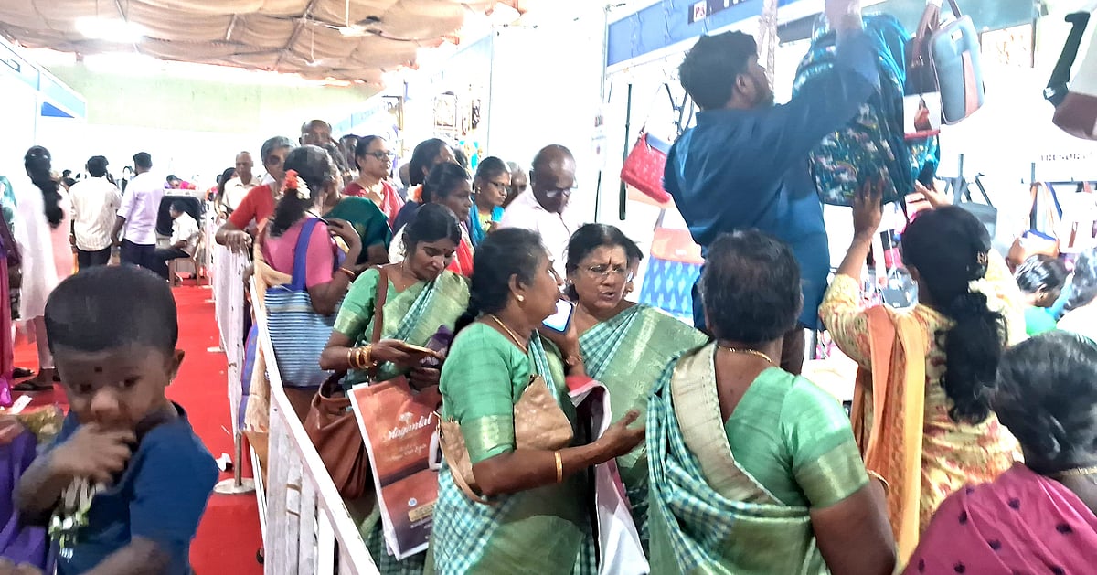 காரைக்குடி: பாரம்பர்ய கண்டாங்கி சேலை `டு' அரிய வகை ஆன்டிக் பொருள்கள்; களைகட்டும் செட்டிநாட்டு சந்தை!
