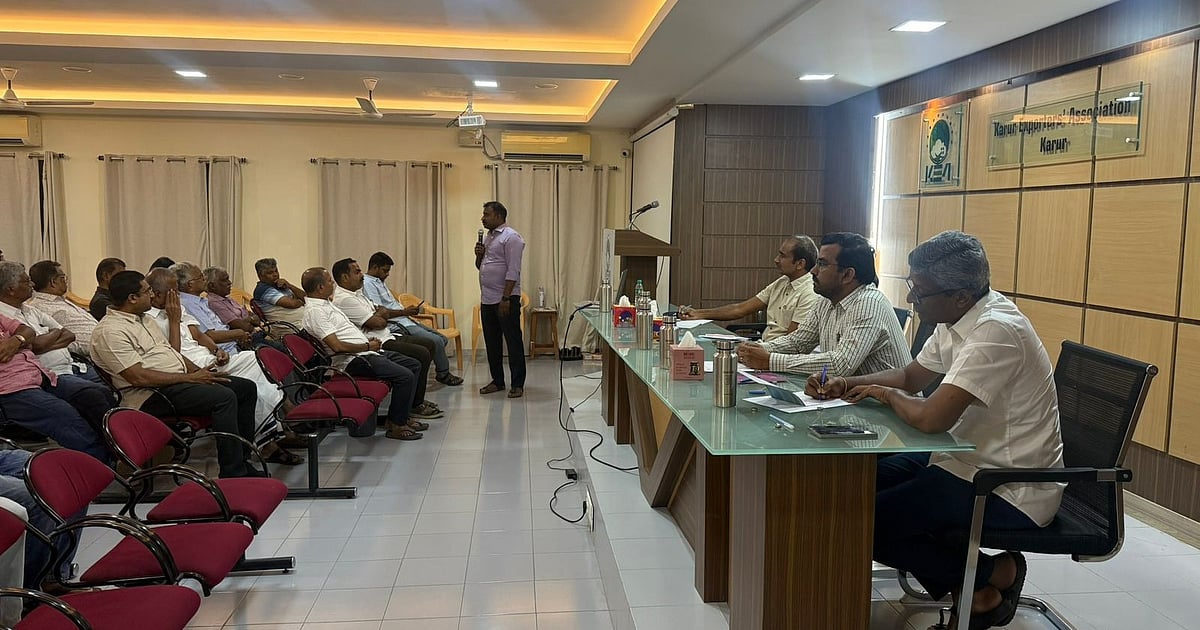 கரூர்: மூலப்பொருள்கள் விலையேற்றம்; தொழிலாளர் பற்றாக்குறை... நெருக்கடியில் ஜவுளித்துறை!