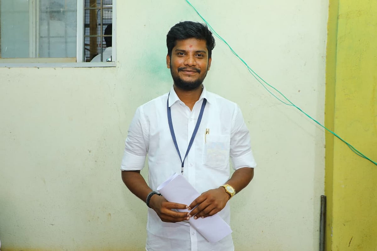 8-ம் வகுப்பு முதல் ரசிகர்; விஜய்யைக் கவர்ந்த பேச்சு திறமை - அறநிலையத்துறை அமைச்சர் ரமேஷின் பின்னணி!