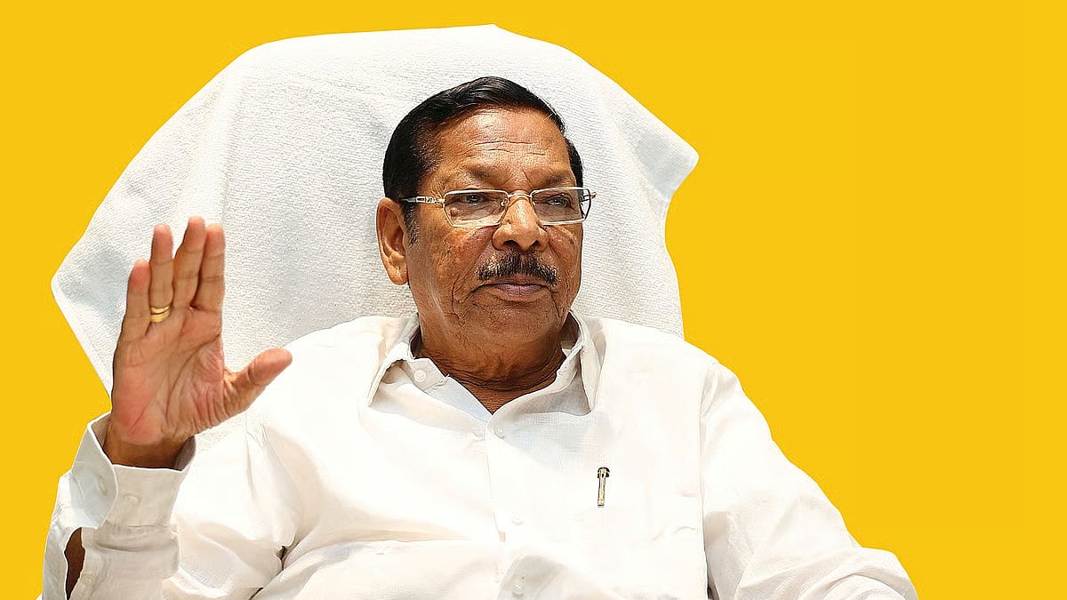 ``உதயநிதியை 'இளைய கலைஞர்' ஆக மாற்றிக் கொண்டிருக்கிறார்கள்