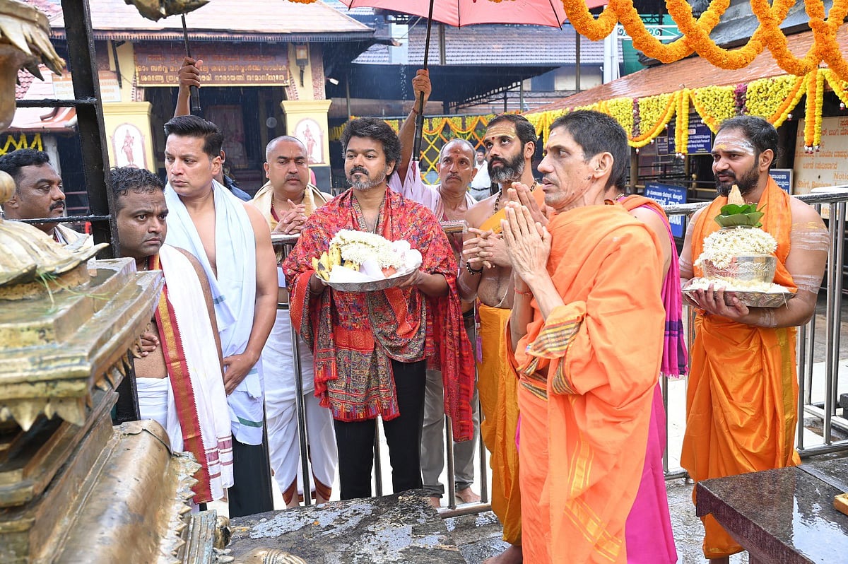 விஜய் : எம்.ஜி.ஆர் பாணியில் `வாள்' காணிக்கை - கொல்லூர் மூகாம்பிகை கோயிலில் முதல்வர் தரிசனம்!