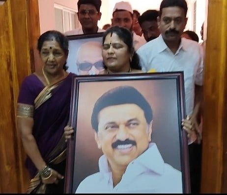 கிருஷ்ணகிரி நகர்மன்றக் கூட்டம்: முன்னாள் முதல்வர்களின் படங்களை வைக்க போட்டிப் போட்ட திமுக - அதிமுக!