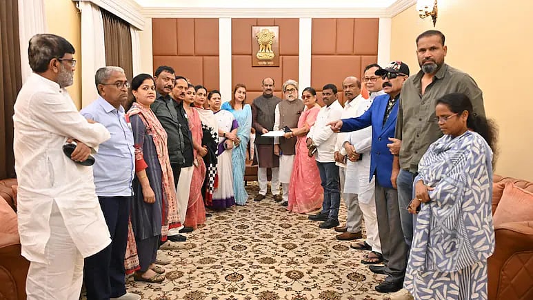 மம்தா கட்சி அதிருப்தி எம்.பி.க்கள் `தேசியவாத மக்கள் கட்சி' எனும் கட்சியில் இணைய முடிவு!
