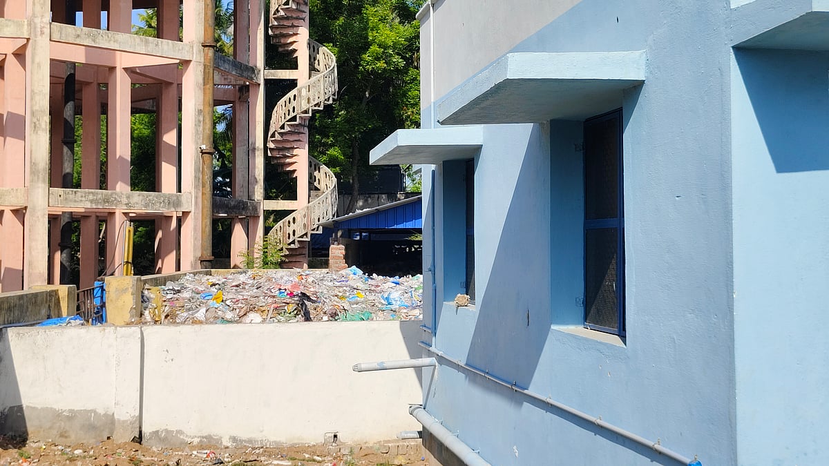 கோயிலில் வைத்து மருத்துவம்; பூட்டி கிடக்கும் சுகாதார நிலையம் - அலட்சியத்தில் கூத்தாநல்லூர் நகராட்சி!