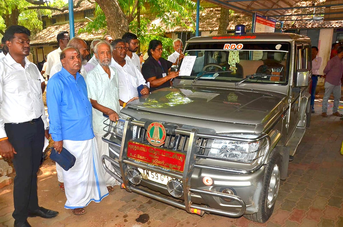 மதுரை: மாவட்ட ஆட்சியர் அலுவலகப் பொருள்களை ஜப்தி செய்யவந்த நீதிமன்ற பணியாளர்கள் – காரணம் என்ன?