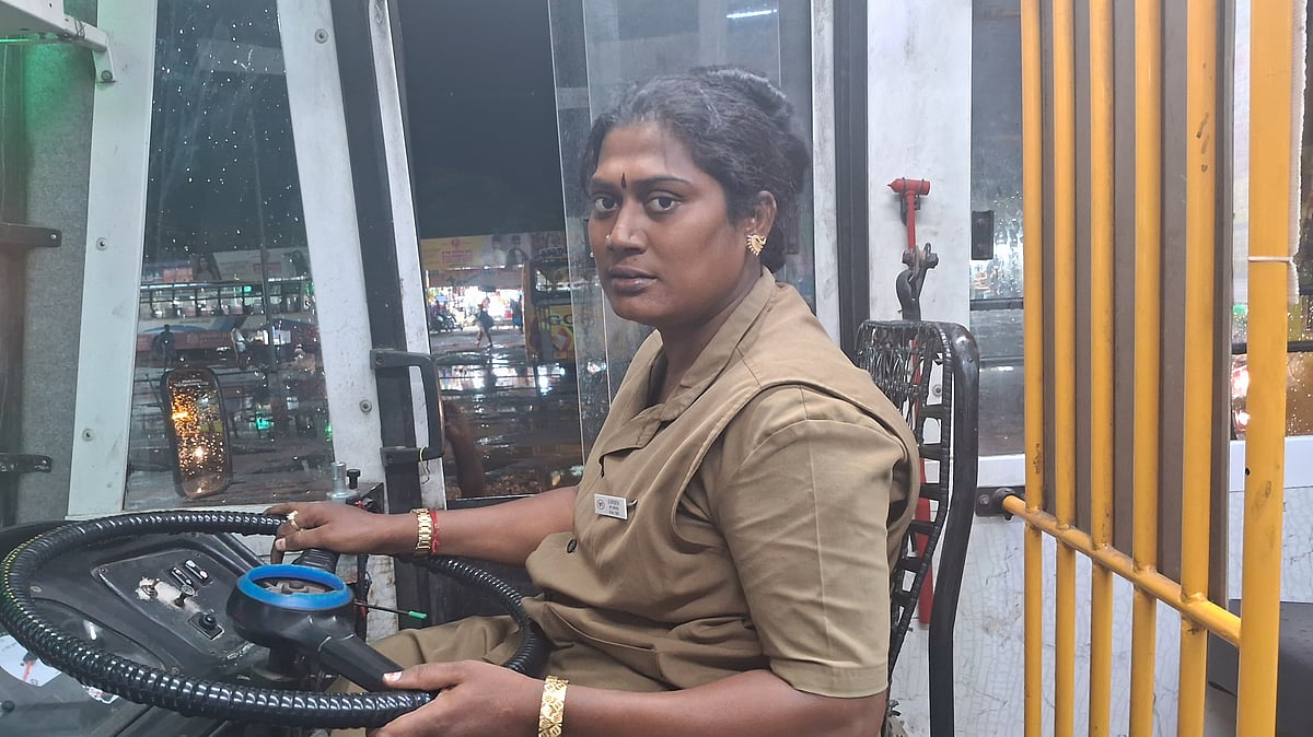 யாசகம் கேட்ட கை, இன்று கம்பீரமாய் ஸ்டியரிங் பிடிக்குது... திருநங்கை ஸ்ரீதேவியின் சாதனைப் பயணம்!