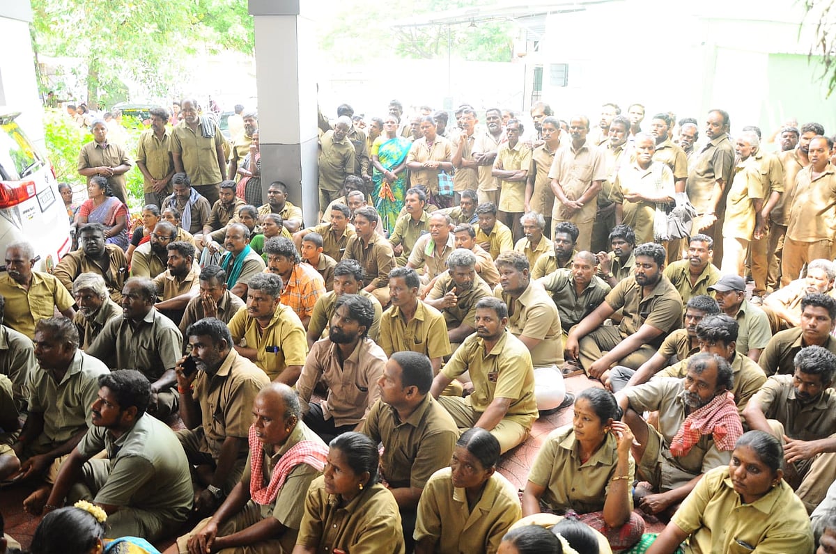 ஈரோடு: தூய்மைப் பணியைத் தனியார் வசம் ஒப்படைக்கும் முடிவு - போராட்டத்தில் இறங்கிய பணியாளர்கள்!