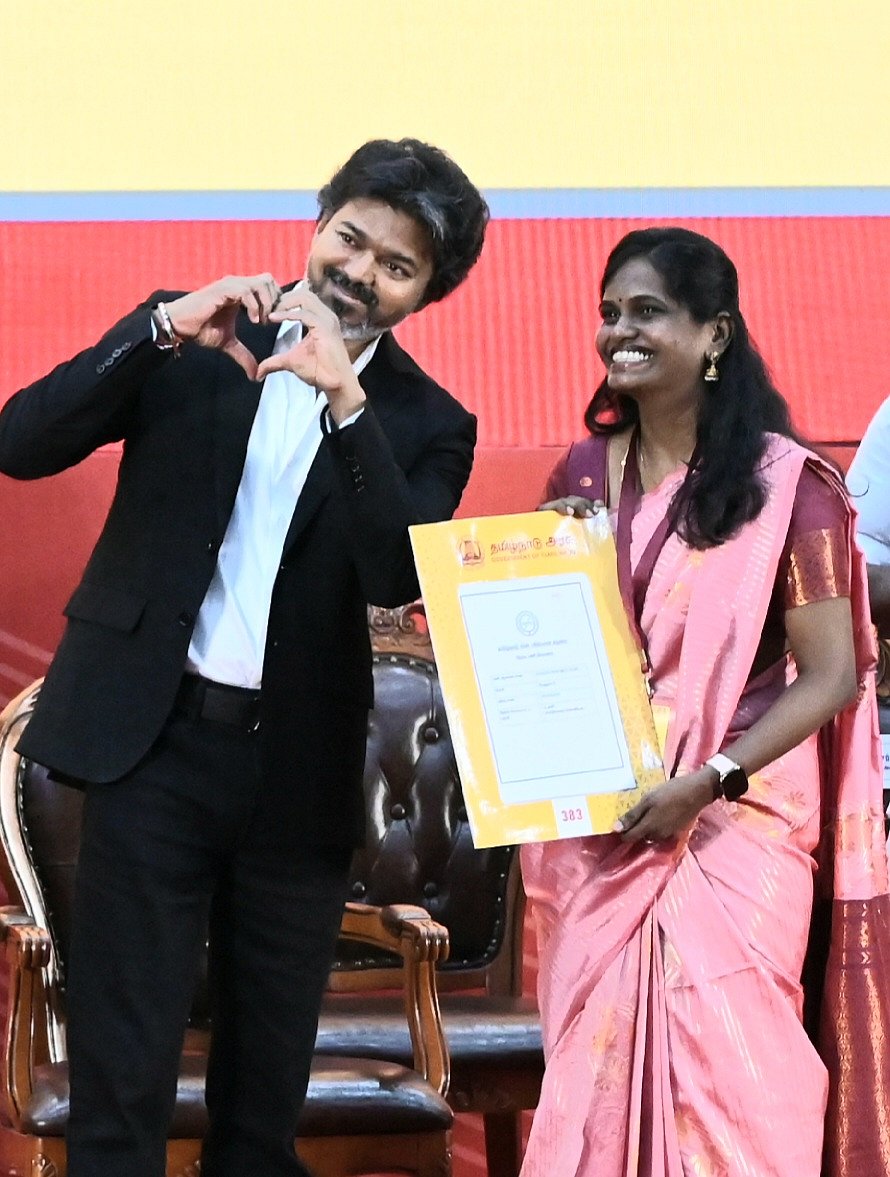 TNPSC மூலம் தேர்வு செய்யப்பட்ட  401 பேருக்கு பணி நியமன ஆணை வழங்கிய முதல்வர் விஜய்!