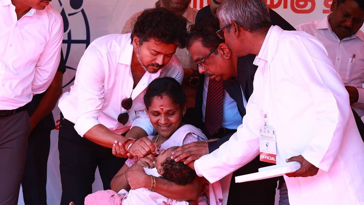 Vijay: குழந்தைகளுக்கு போலியோ சொட்டு மருந்து கொடுத்த முதல்வர் விஜய் | Photo Album