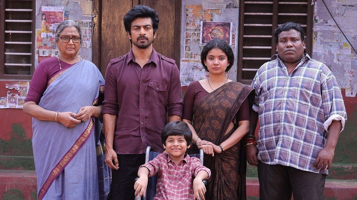 Con City Review: நூதன மோசடிகளைச் செய்யும் 'டார்க் காமெடி' குடும்பம்; மனதைக் கொள்ளையடிக்கிறதா படம்?