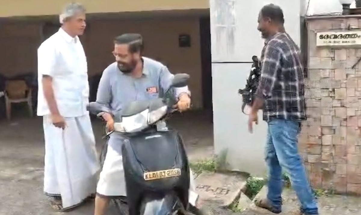 உள்துறை அமைச்சரை சந்திக்க ஹெல்மெட் அணியாமல் பைக்கில் சென்ற CPM முன்னாள் அமைச்சர்; குவியும் புகார்!