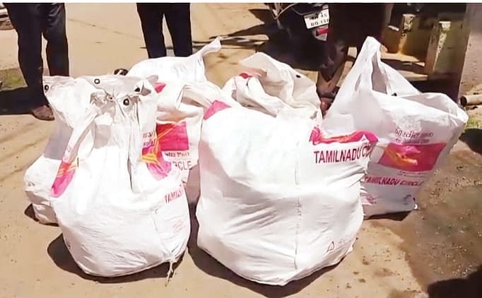4 ஆண்டுகளாக தபாலை பதுக்கிய தபால்காரர்; வீட்டில் 6 மூட்டைகளில் சிக்கிய அஞ்சல் - திருப்பூர் அதிர்ச்சி!