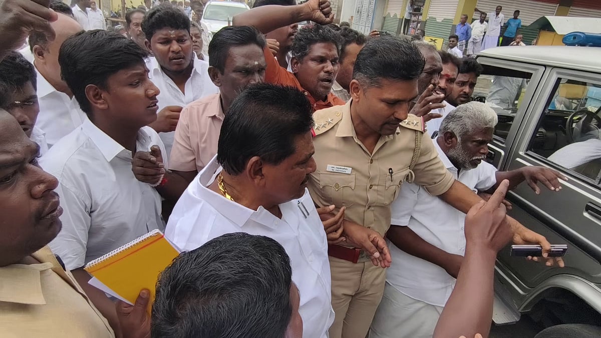 `என் கார்ல வருகிறேன்' - அனிதா ராதாகிருஷ்ணன்; `போலீஸ் வாகனத்துல ஏறுங்க.!' - கைதின் போது நடந்தது என்ன?