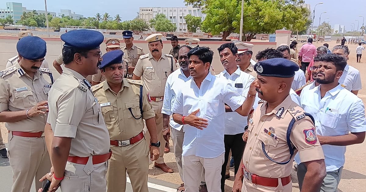 முதல்வர் விஜய் கரூர் விசிட்; இறந்த 41 பேர் குடும்பங்களுடன் சந்திப்பு... அரசு பணி? பிரமாண்ட கூட்டம்!