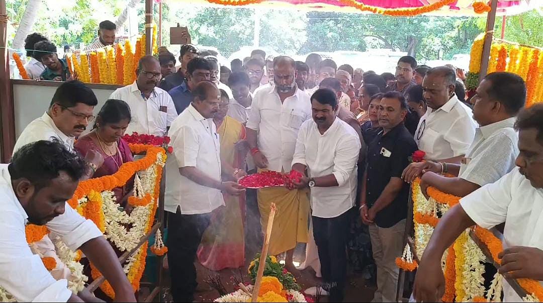 இயக்குநர் பாரதிராஜாவின் 30-ம் நாள் துக்க நிகழ்ச்சி; குடும்பத்தினருடன், சீமான் சடங்கு செய்து மரியாதை!