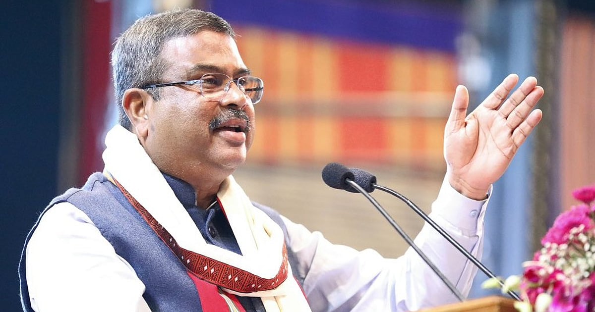 மாணவர்கள் போராட்டம்: மௌனம் கலைத்த கல்வித்துறை அமைச்சர் தர்மேந்திர பிரதான்! - என்ன சொல்கிறார்?