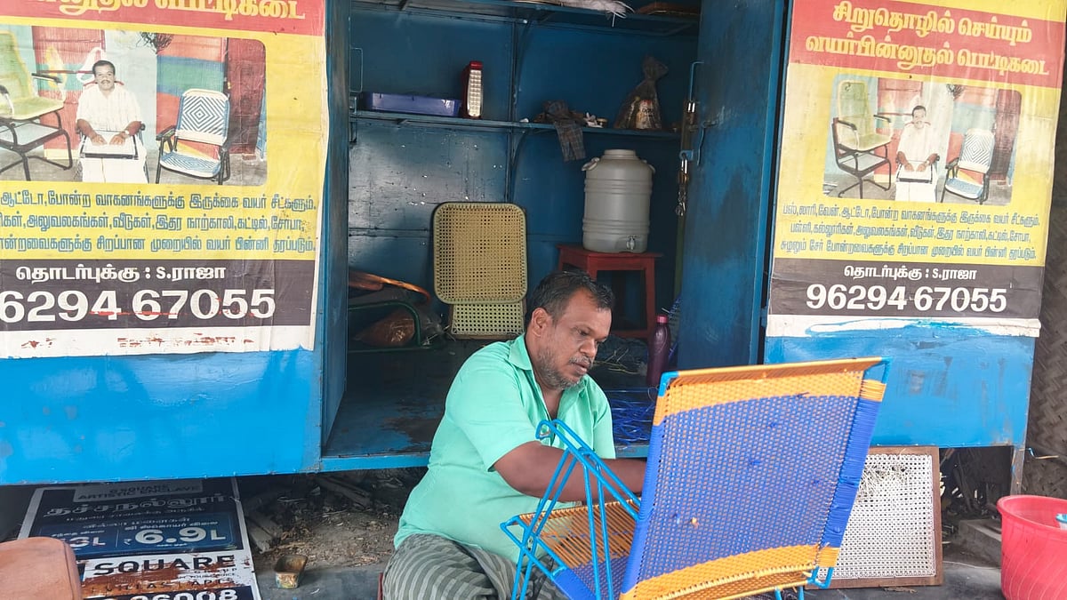 `அதான் கை, கால் நல்லா இருக்கே!' - வயர் பின்னும் விழிச் சவால் மாற்றுத் திறனாளி ராஜா வைக்கும் கோரிக்கை