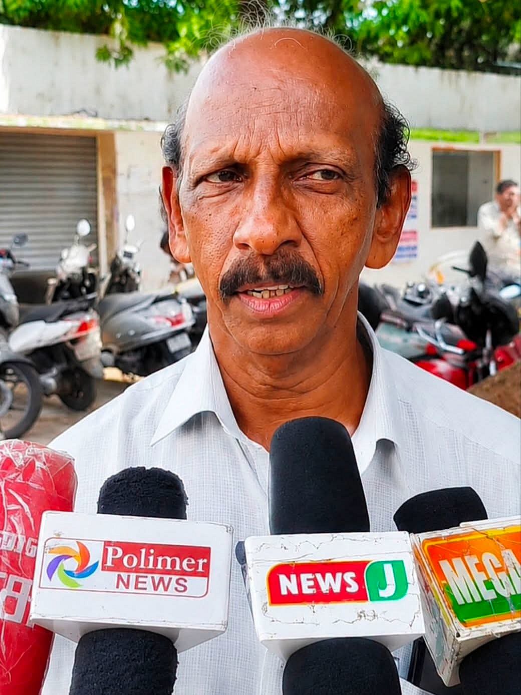 "முன்னாள் எம்எல்ஏ வீட்டில் ஒரு வாரமாக கரண்ட் கட்" - கலெக்டரிடம் புகார் அளித்ததும் பரபரத்த அதிகாரிகள்
