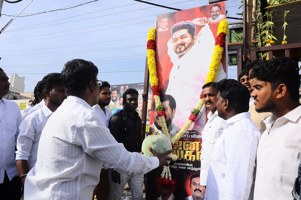 முதல்வர் விஜய்யின் `ஜனநாயகன்' ரிலீஸ்: ஈரோடு அண்ணா சினிமாஸ் தியேட்டரில் ரசிகர்கள் கொண்டாட்டம்!