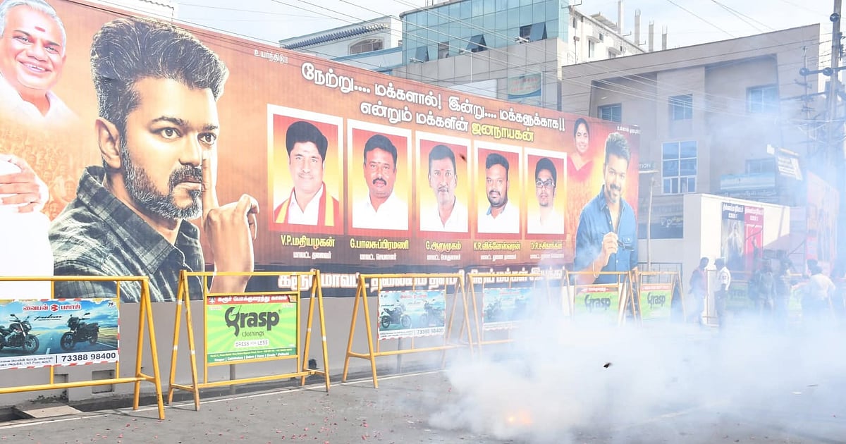 'பட்டாசு வெடித்த ரசிகர்கள்; கண்ணீர் விட்டு அழுத தவெக மாவட்டச் செயலாளர்'- கரூர் ஜன நாயகன் காட்சிகள்