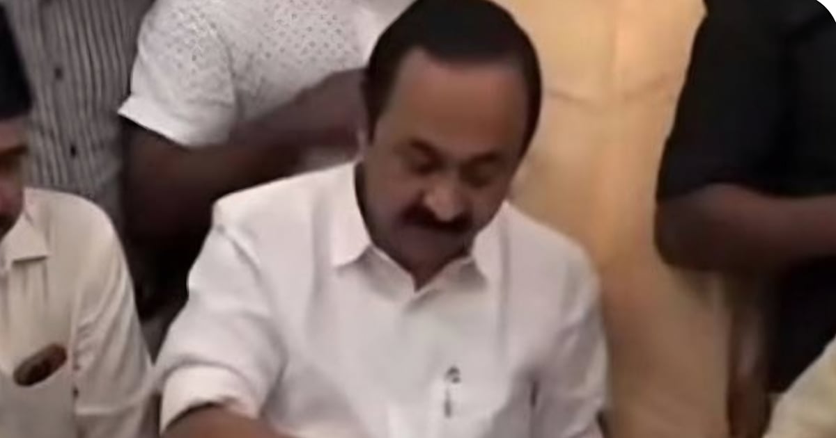 "2018 வெள்ளப் பாதிப்பின்போது பினராயி விஜயன் சாப்பிடாமல் இருந்தாரா?" - ஆவேசமான வி.டி.சதீசன்