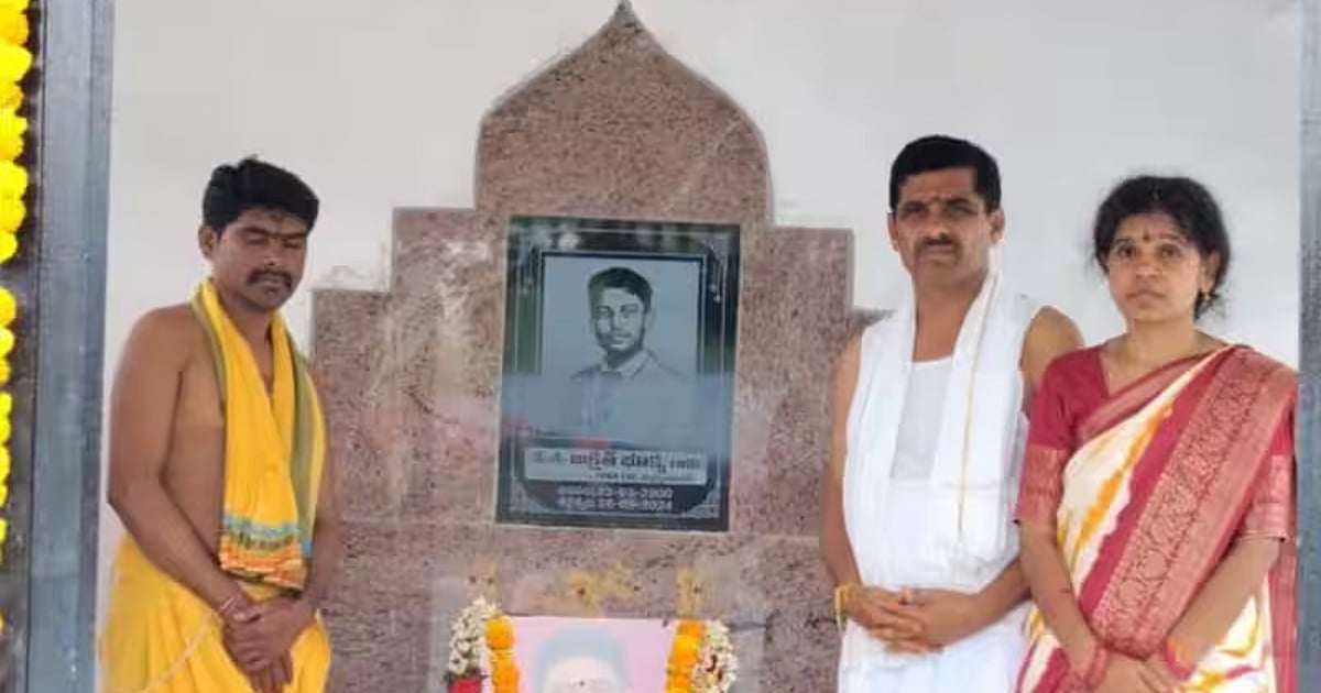 "என் மகனை உயிருடன் வைத்திருக்க இதைச் செய்தேன்"- ஐஐடி-யில் தற்கொலை செய்த மகனுக்கு கோயில் கட்டிய தந்தை