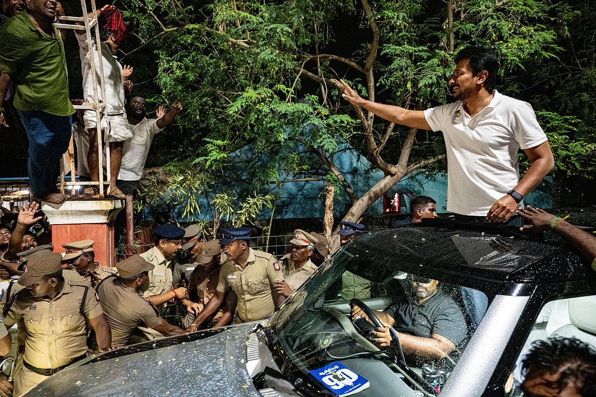 'விஜய் கொடும்பாவி எரிப்பு, காத்திருந்த உதயநிதி, தாக்கப்பட்ட பத்திரிகையாளர்கள்' - தஞ்சையில் பரபர