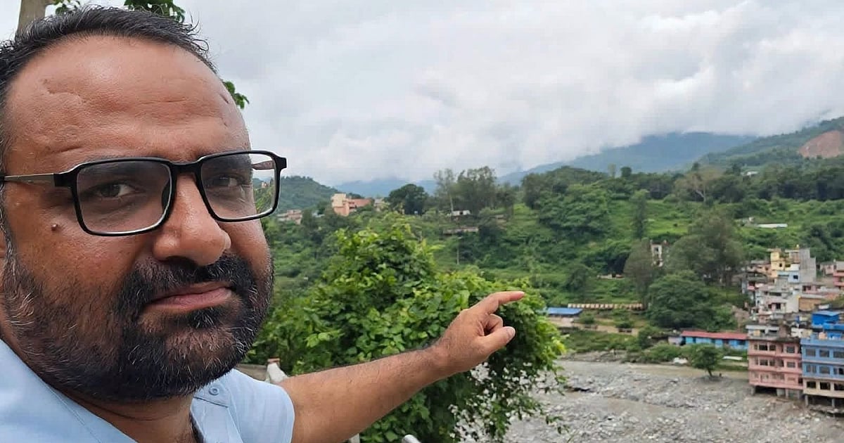 நேபாள வெள்ளம்: ஒரே ஒரு போன் கால்; 1,643 மாணவர்களின் உயிரைக் காப்பாற்றிய தலைமையாசிரியர்!