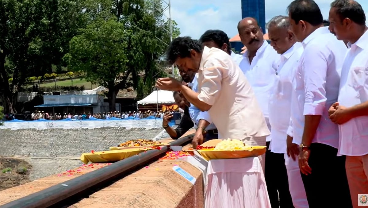 மேட்டூர் அணையைத் திறந்து வைத்தார் முதல்வர் விஜய்! - புது வெள்ளத்துக்கு மலர் தூவி மரியாதை!