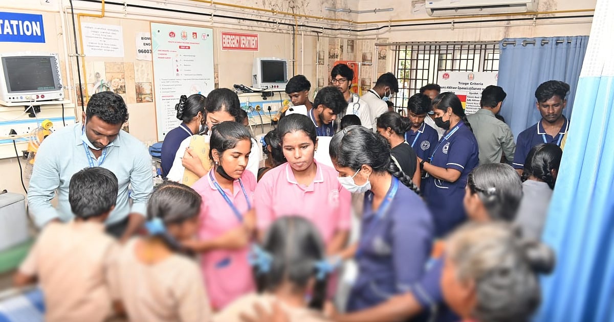 திடீரென திறந்த அரசுப் பேருந்து கதவு; கீழே விழுந்து காயமடைந்த பள்ளி மாணவிகள் - பாய்ந்த நடவடிக்கை!