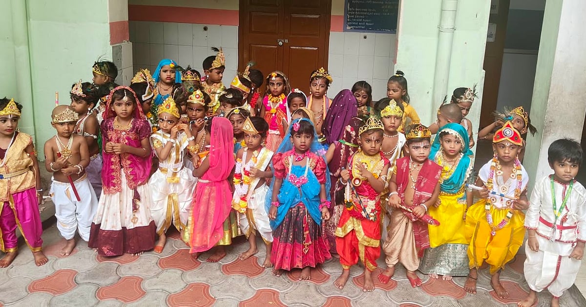 ஈரோடு: கிருஷ்ண ஜயந்தியை முன்னிட்டு கிருஷ்ணர் - ராதை வேடமிட்ட பள்ளிக் குழந்தைகள்! | Photo Album