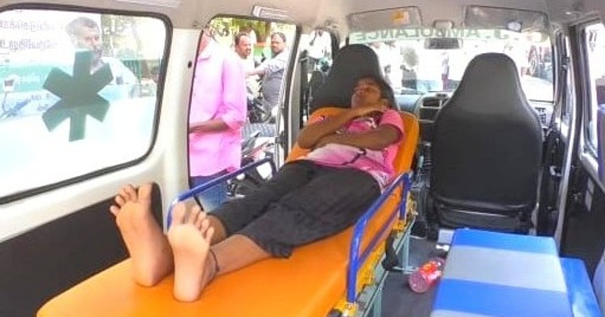 `ஆசிரியர்களின் அலட்சியத்தால் விபத்து’ - வேலூர் கலெக்டரைச் சந்திக்க ஆம்புலன்ஸில் வந்த பள்ளி மாணவி