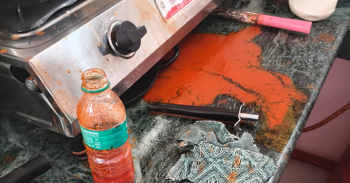 சிலிண்டரை மாற்றித்தர சொன்ன பாட்டி; கண்ணில் மிளகாய் பொடித் தூவி இரண்டரை பவுன் செயினை பறித்த நபர்!